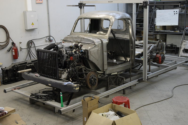 Illustration for article titled GAZ-51 Custom: Russians Make A Cadillac Escalade EXT Hot!